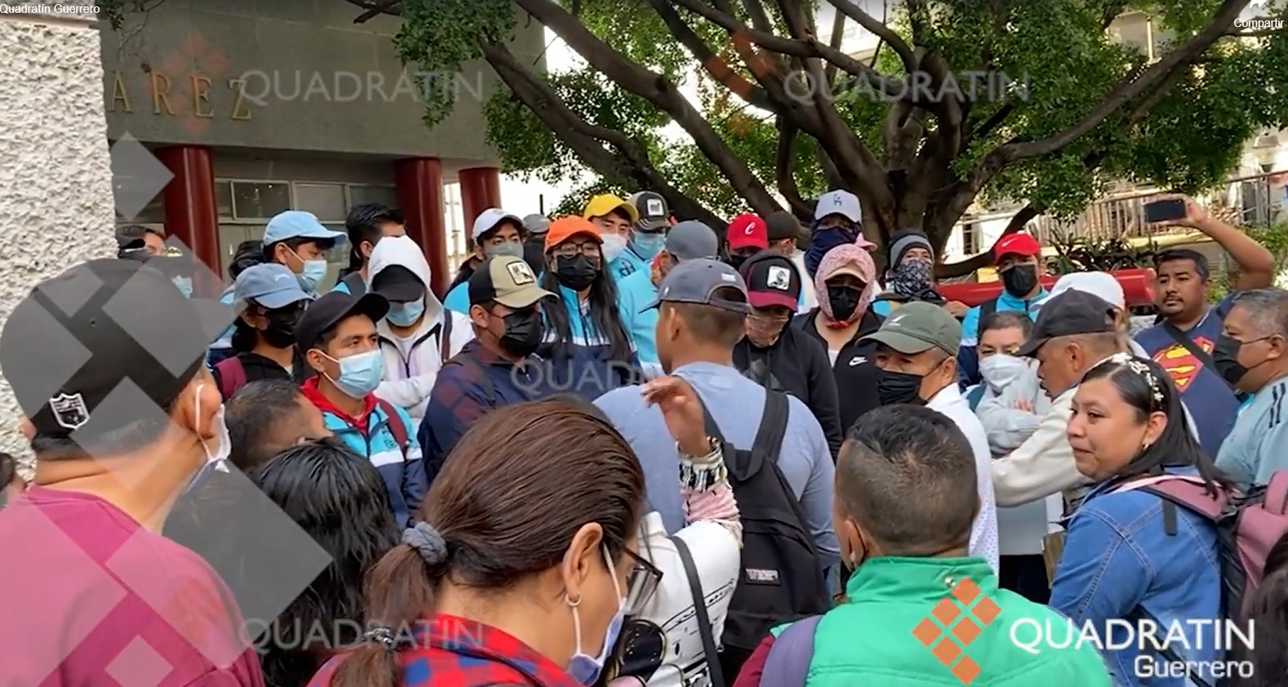 Desalojan ciudadanos a normalistas que tomaron edificio Juan Álvarez en Chilpancingo
