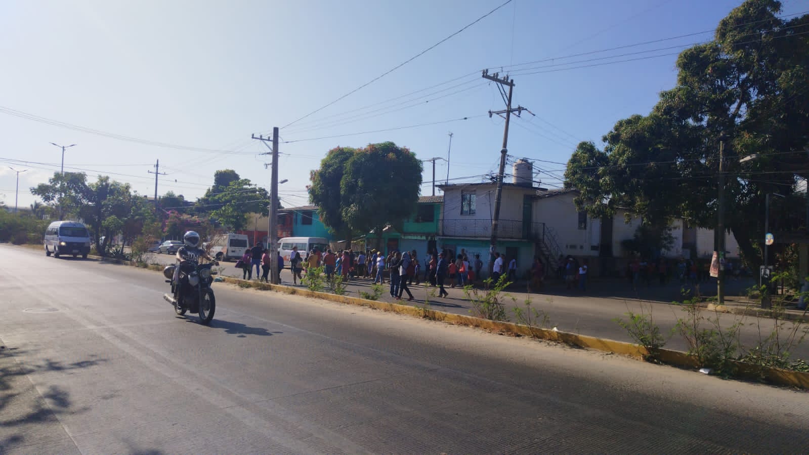 Bloquean bulevar Vicente Guerrero de Acapulco; piden un docente