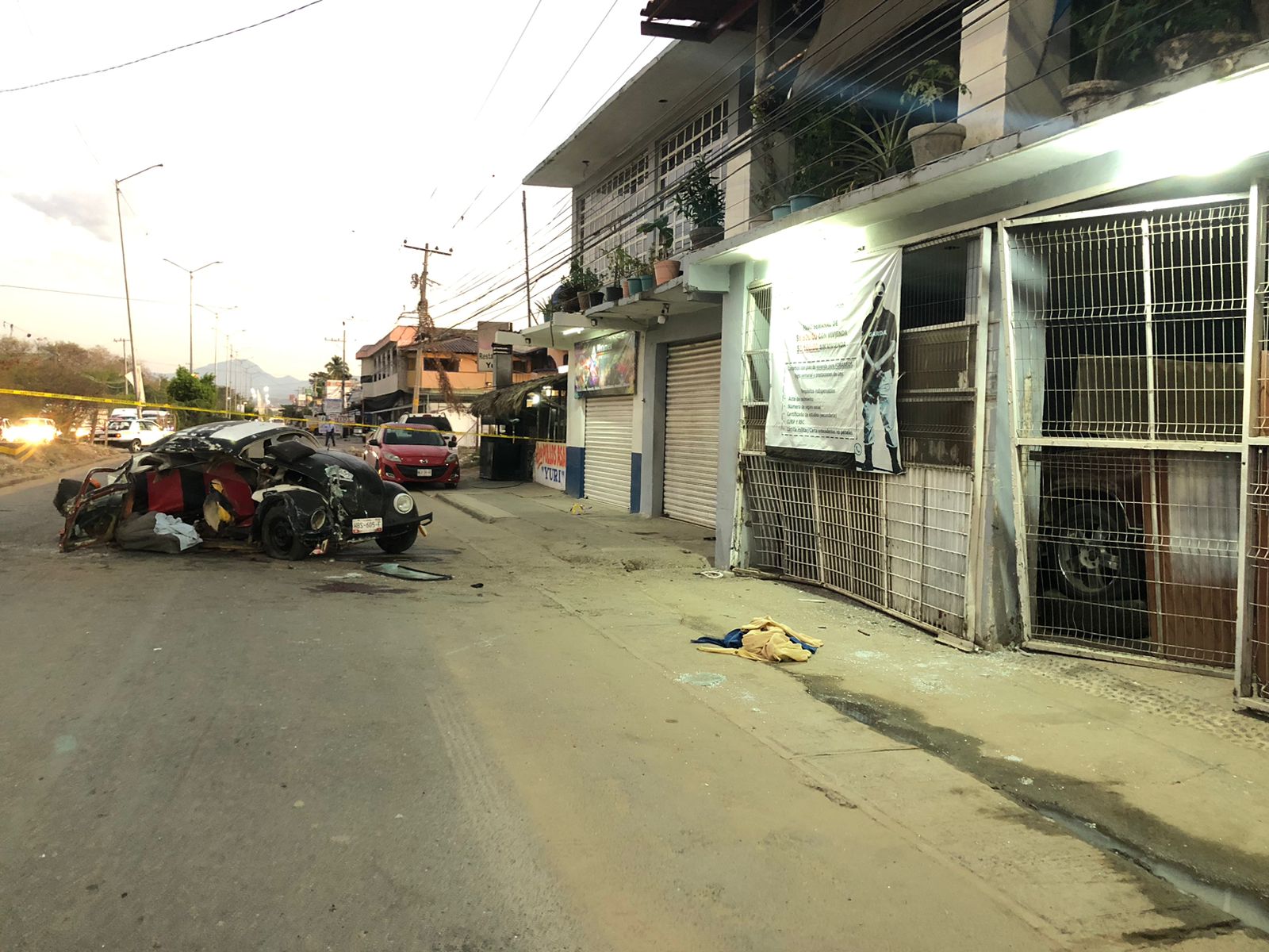 Choca vocho contra una vivienda en Acapulco; dos personas murieron