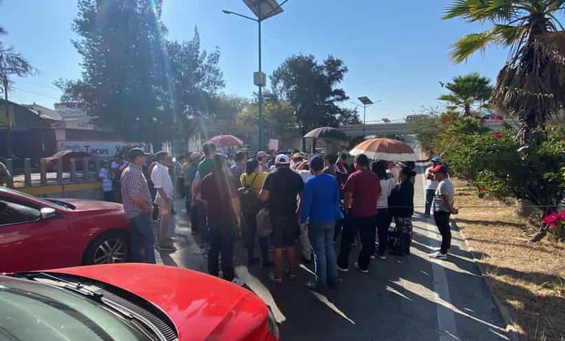 Retiran manifestantes bloqueo en la Autopista del Sol