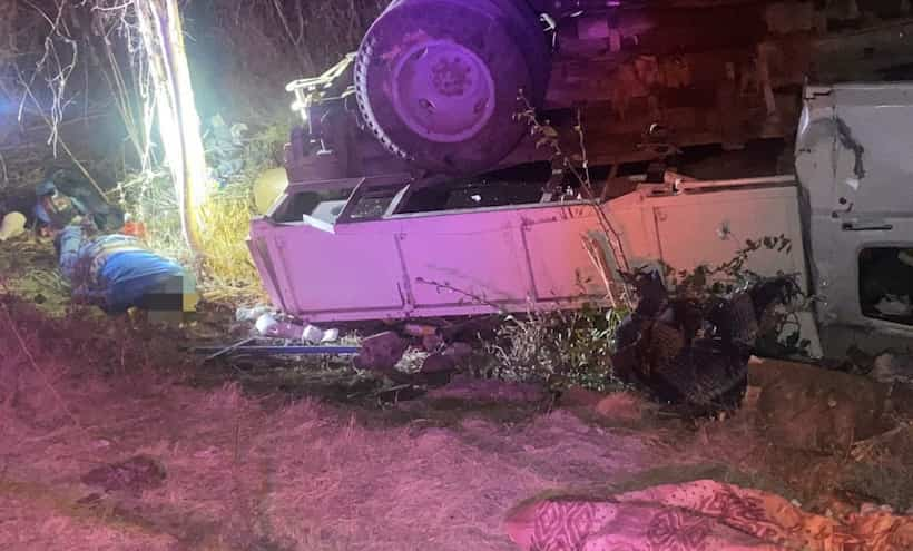 Vuelca camioneta en carretera de Iguala; el conductor perdió la vida