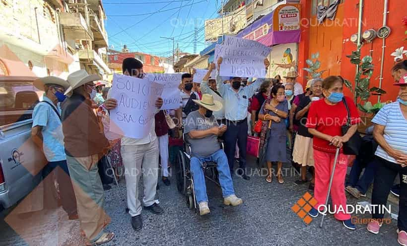 Protestan en Chilpancingo adultos mayores para exigir pensiones