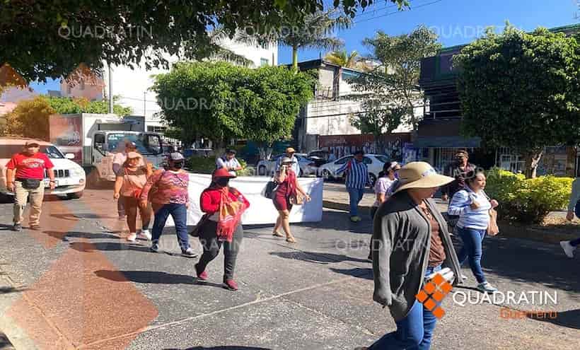 Protestan maestros en Chilpancingo en demanda de mejoras salariales