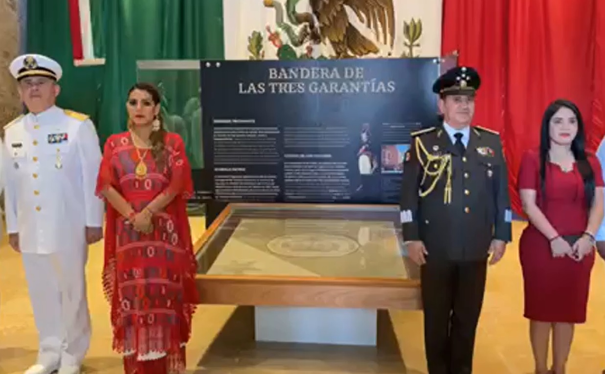 Rinde honor Evelyn Salgado a la Bandera Trigarante en Iguala