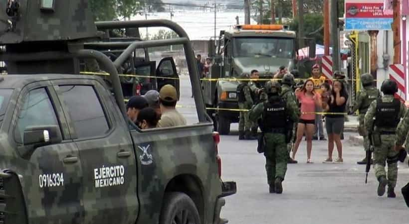 Captan en video a militar disparando para disuadir a pobladores en Nuevo Laredo