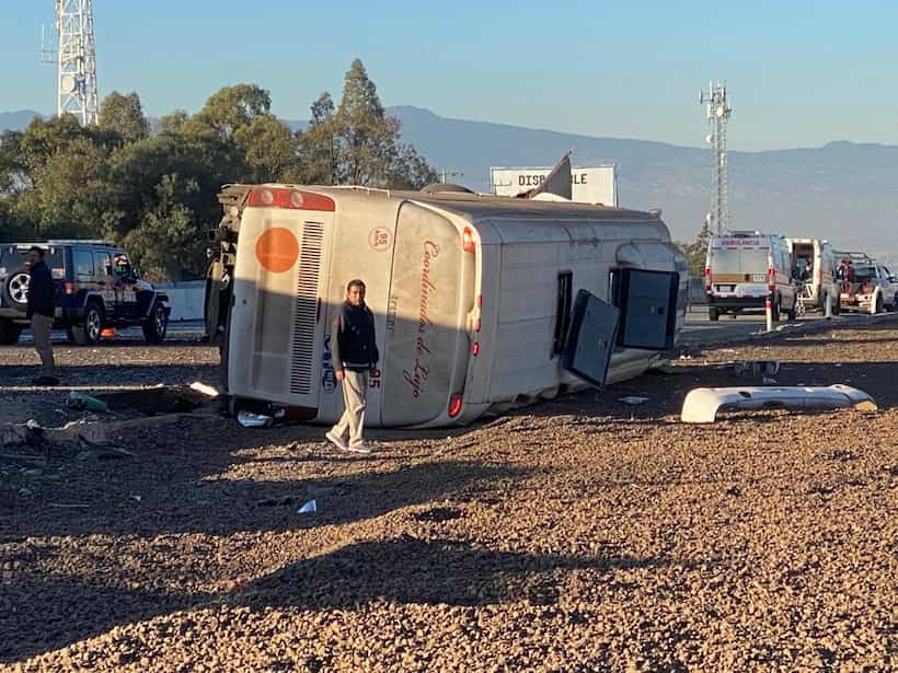 Vuelca autobús de peregrinos en la México-Puebla; tres personas fallecieron
