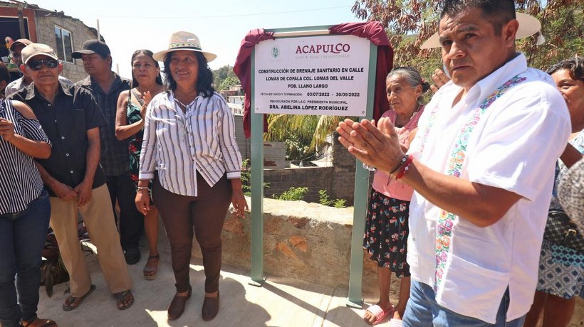 Inaugura Abelina López drenaje y calle en Llano Largo