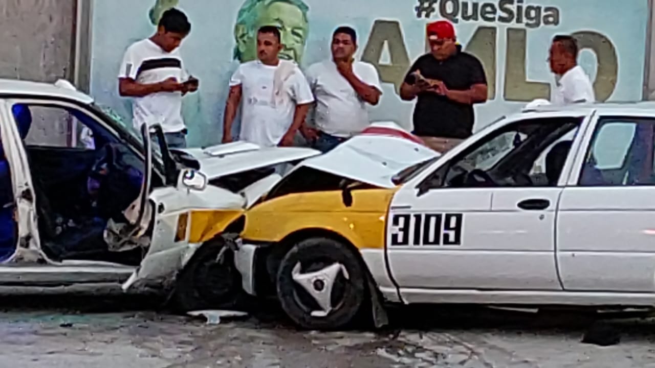 Choque entre colectivos deja a pasajeros lesionados en Acapulco