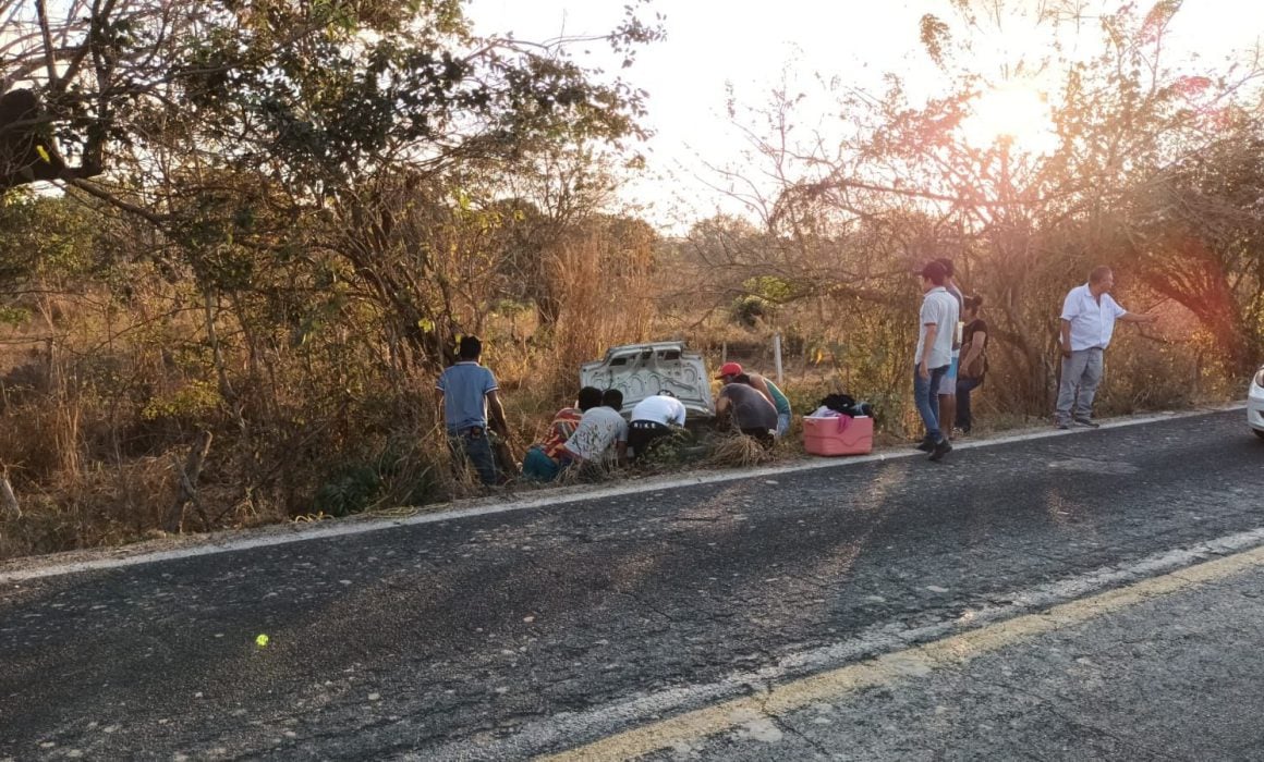 Accidente vehicular deja a hombre prensado en la Costa Chica