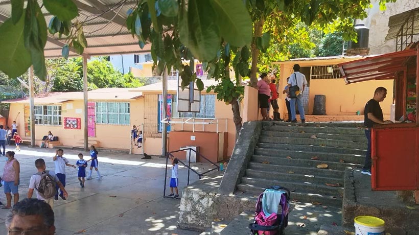 Se intoxican niños en escuela de Acapulco tras comer en la cooperativa