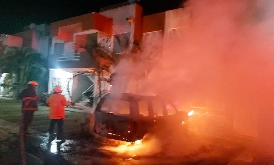 Atiende bomberos incendio de vehículo y pastizal en Acapulco