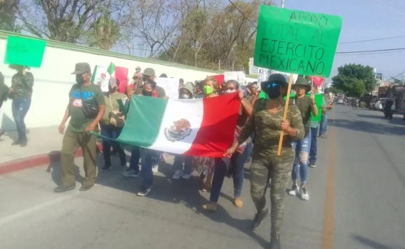 Con marcha militares exigen la liberación de sus compañeros detenidos