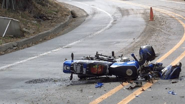 Motociclista muere tras caer a barranco en Acapulco