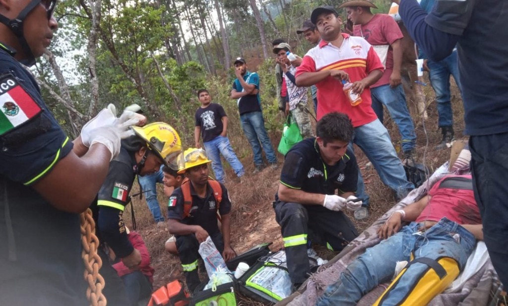 Rescatan a joven que cayó a un barranco en una comunidad de Chilpancingo