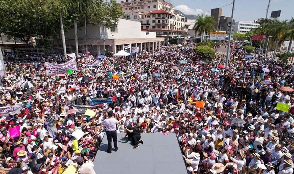 Equipo de Luis Walton acompaña a Marcelo Ebrard en marcha en Acapulco