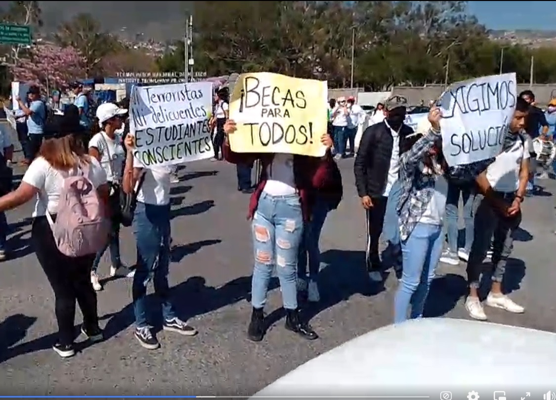 Protestan en Chilpancingo para exigir becas para estudiantes del CAM
