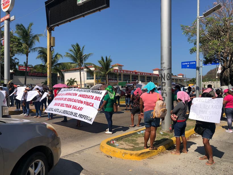 Bloquean bulevar de Las Naciones en Acapulco; exigen liberación de un maestro