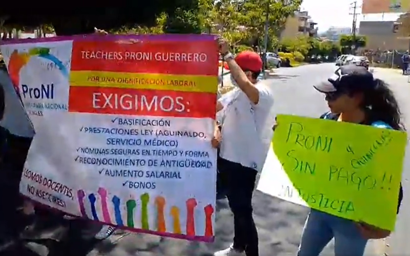 Con bloqueo en Chilpancingo exigen maestros de inglés pago de salarios