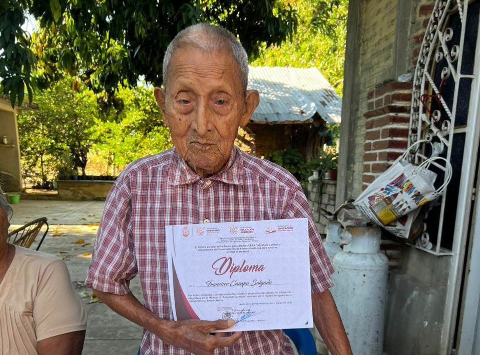 Gran ejemplo: Campesino de Cocula termina la secundaria a los 99 años