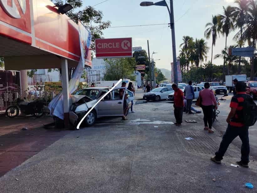 Choca auto contra tienda en la Costera de Acapulco