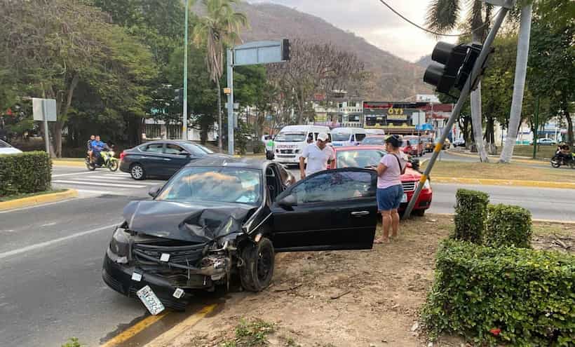 Chocan dos autos sobre el bulevar Paseo de Zihuatanejo