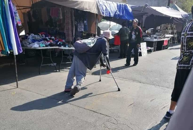 Captan a hombre fingiendo discapacidad para pedir dinero en Monterrey