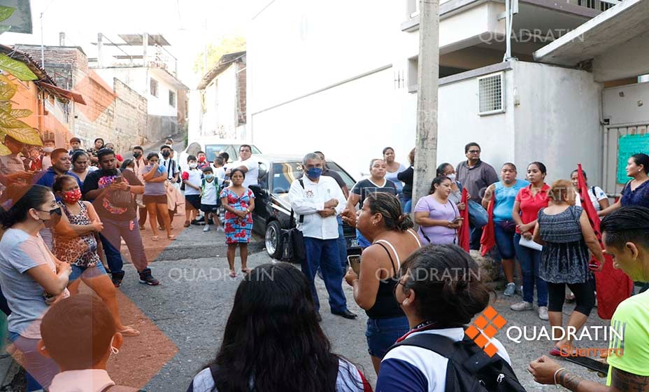 Hallan cámaras en baños de una primaria en Acapulco; exigen destitución de directora