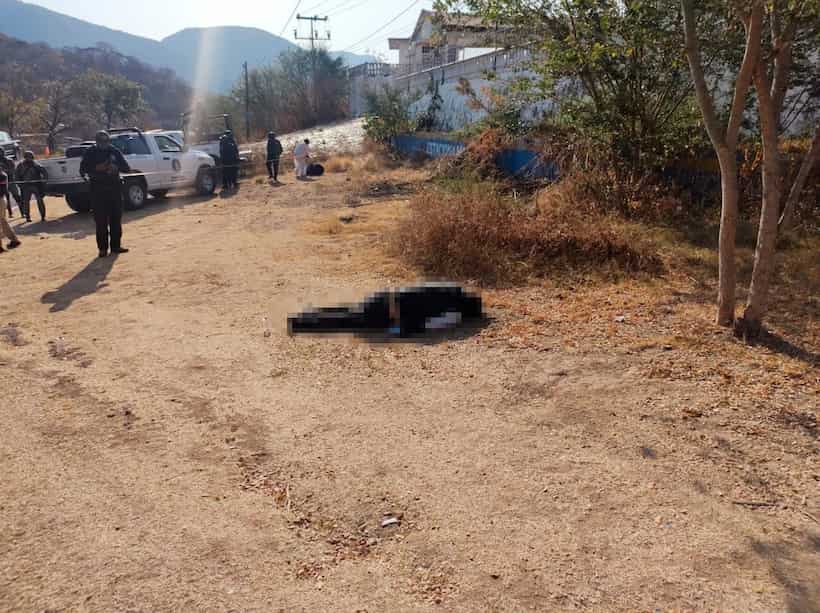 Hallan hombre sin vida a orilla de una carretera en Taxco