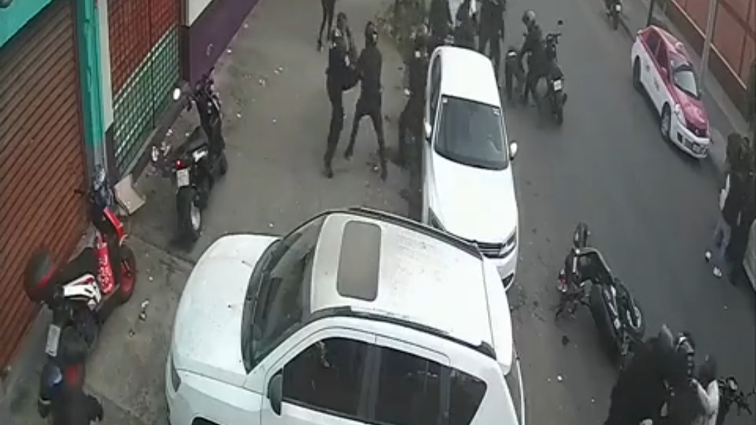 VIDEO: Captan pelea entre vecinos y policías en la Doctores de CDMX