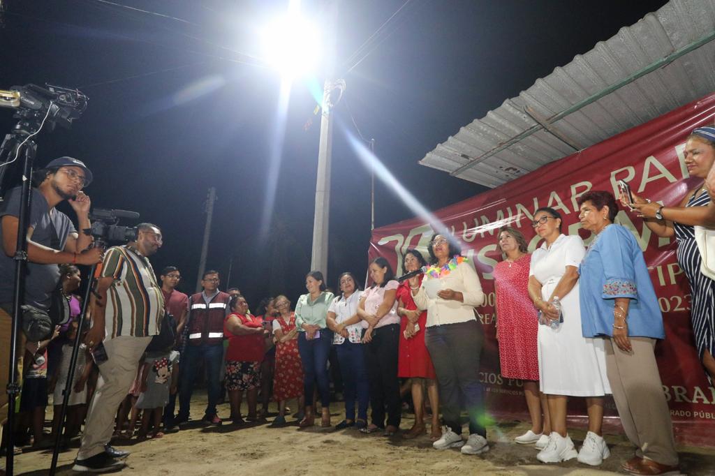 Inauguran alumbrado público y pavimentación en zona poniente de Acapulco