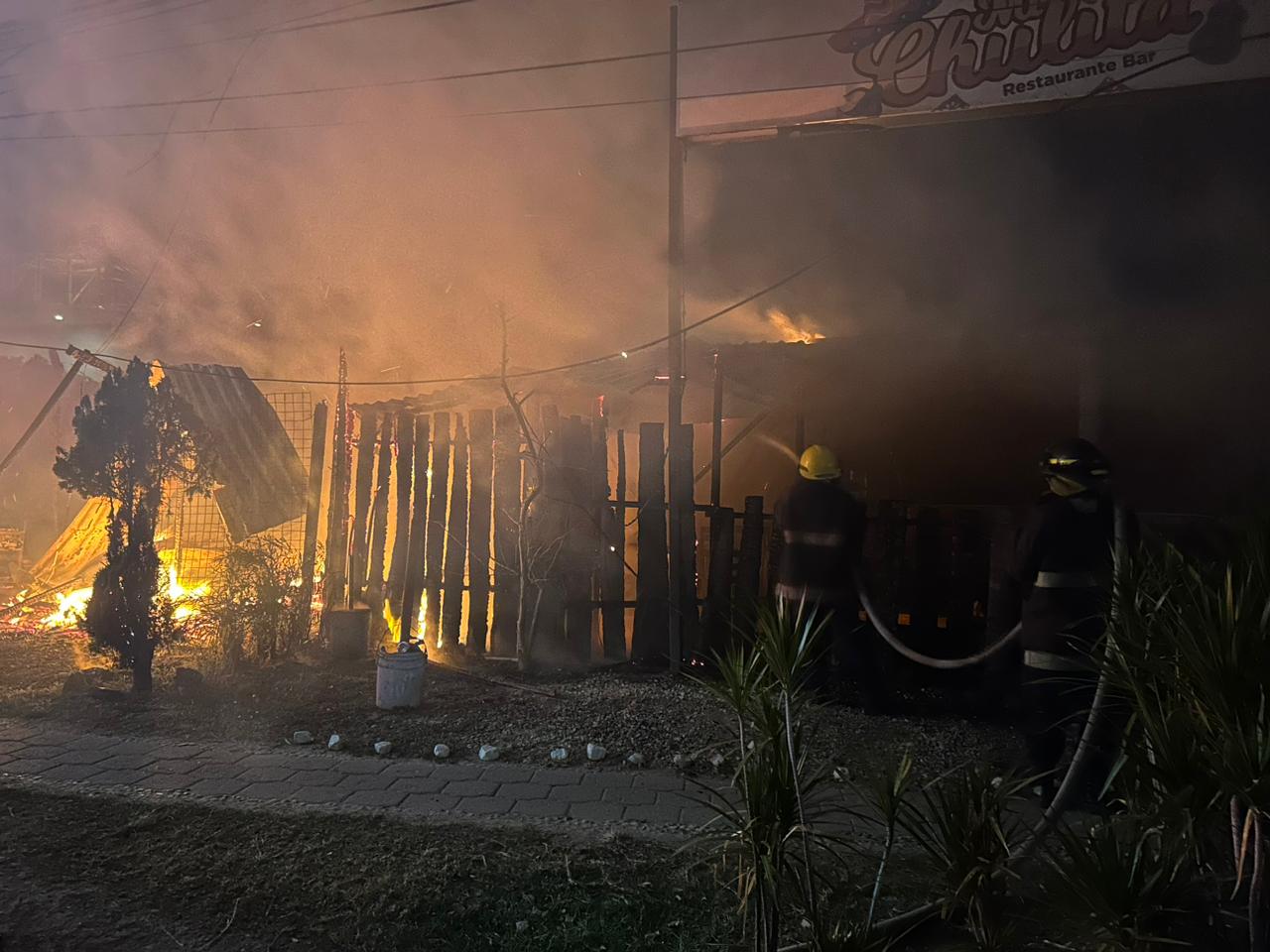 Incendio reduce a cenizas dos bares en la zona Diamante de Acapulco