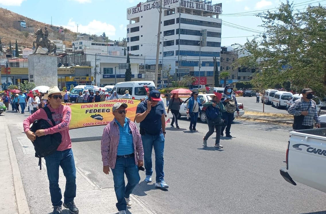 Marcha Fedeeg en Chilpancingo; exigen pagos y bases