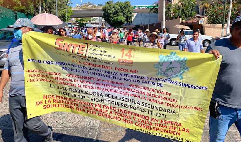 Marchan maestros de secundaria en la Costera de Acapulco