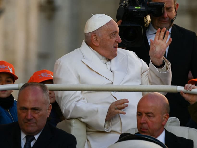 Presenta Papa Francisco problemas cardiacos; está hospitalizado