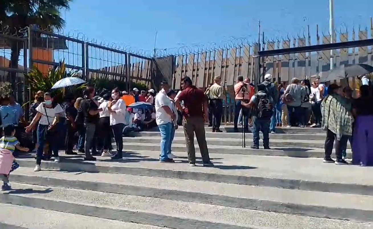 Protestan trabajadores NO FONE en sede del gobierno de Guerrero; demandan pagos