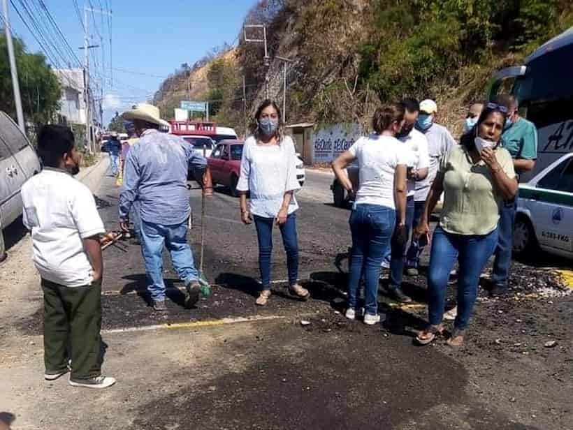 Por accidentes quitan vecinos tope en Pie de la Cuesta