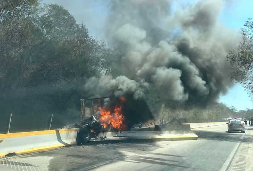 Se incendia camión de carga en la Autopista del Sol