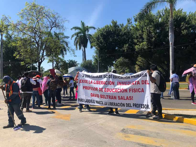 Vuelven a bloquear zona Diamante de Acapulco por maestro detenido