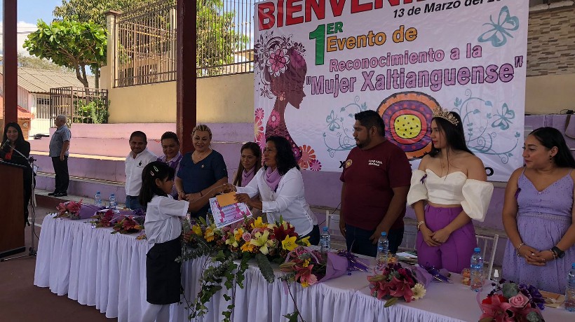 Reconoce Abelina López a mujeres destacadas de Xaltianguis