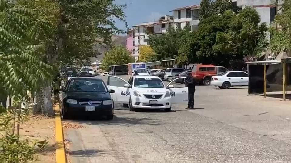 Ultiman a balazos a taxista en Zihuatanejo