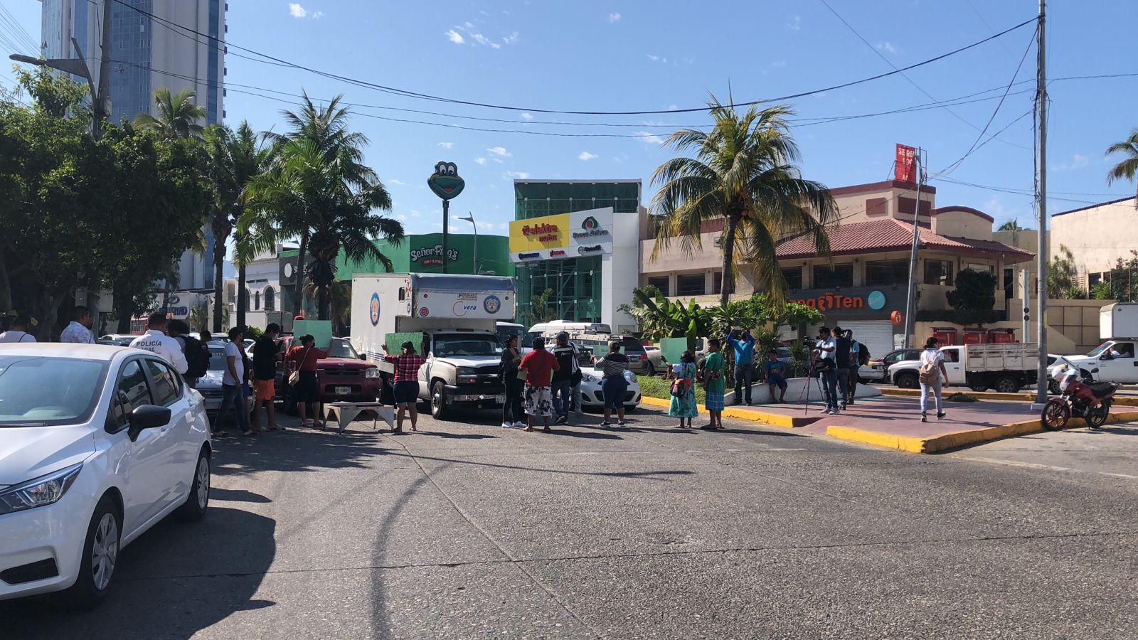 Bloquean La Diana por desaparición de menor en Acapulco