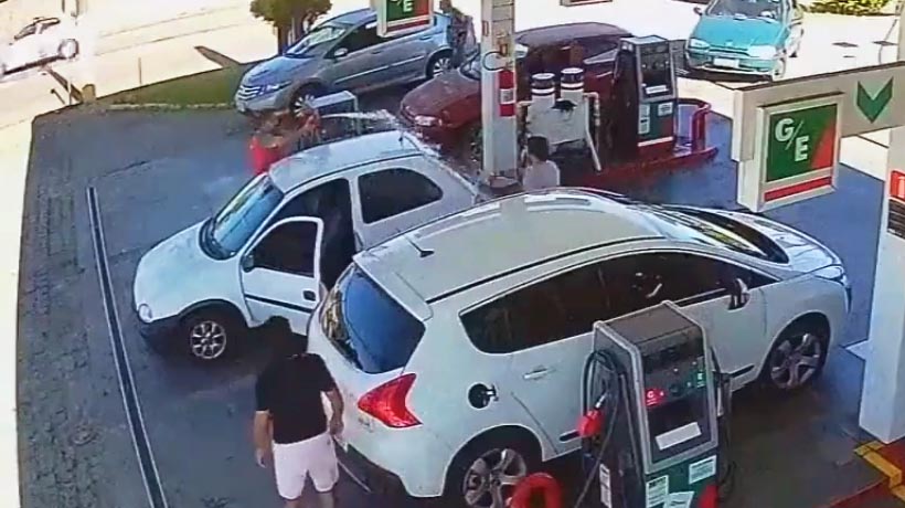 VIDEO: Rocía combustible y prende fuego a cliente en gasolinera