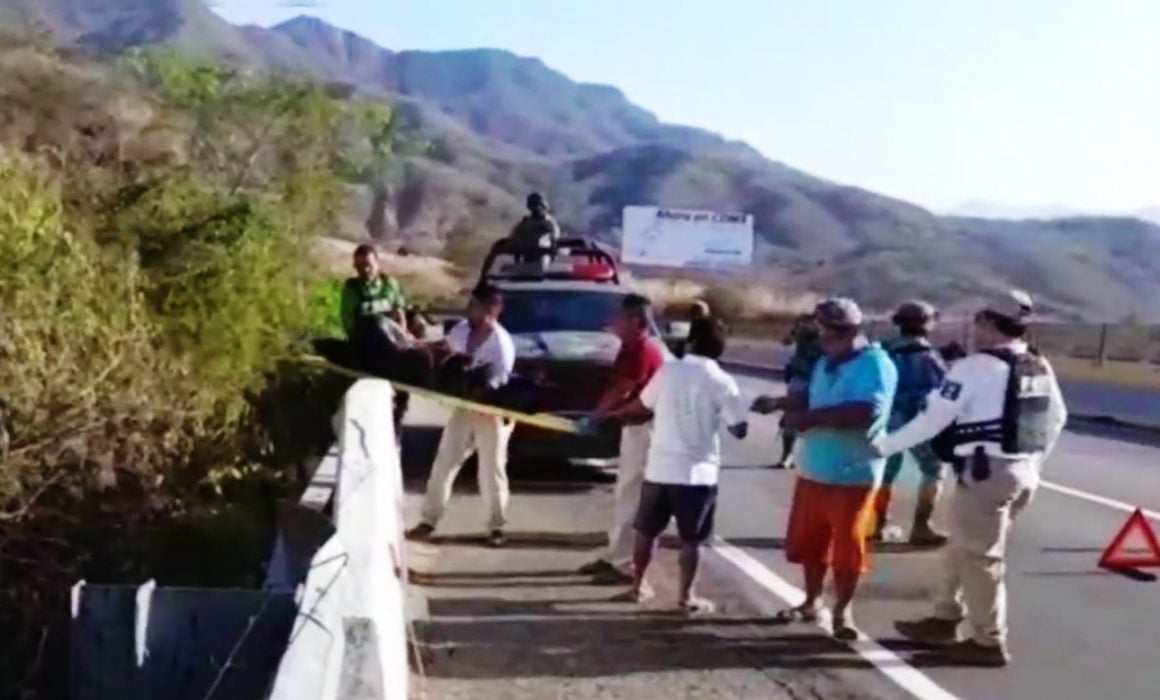 Hallan cuerpo en descomposición debajo de puente en la Autopista del Sol