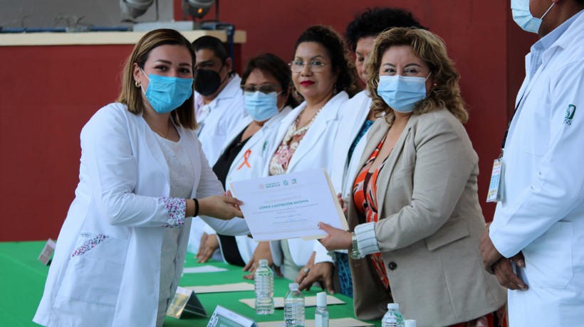 Egresan 53 médicos residentes de hospital del IMSS Guerrero en Acapulco