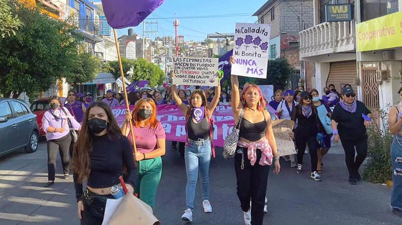 Marchan en Chilpancingo 400 mujeres por el 8M