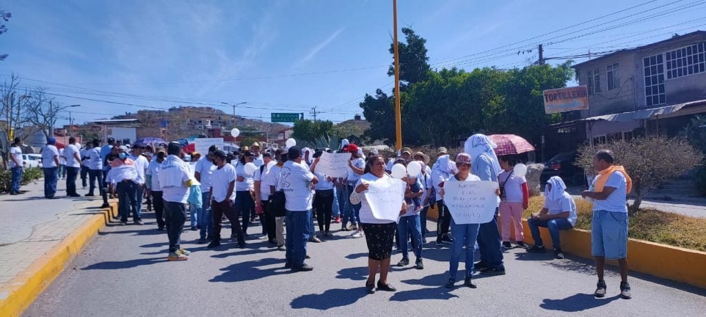 Habitantes en Teloloapan marchan por la paz y permanencia de Tecampanera.