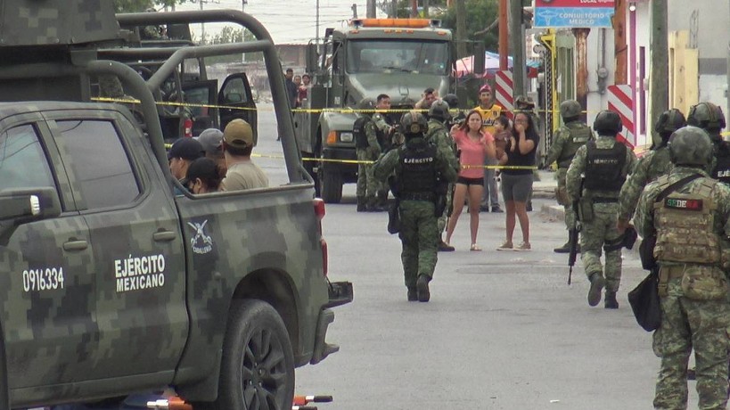Hostigan militares a familiar de víctima de masacre en Nuevo Laredo, denuncian