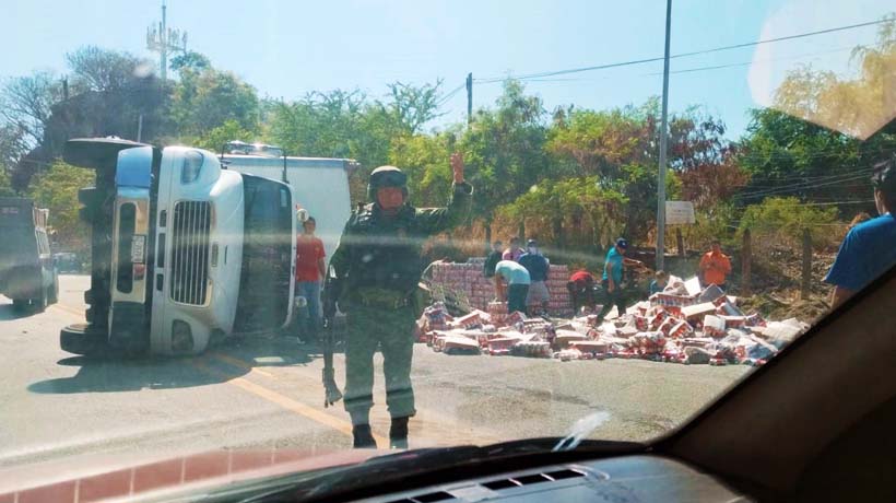 Vuelca camión de cerveza en Acapulco