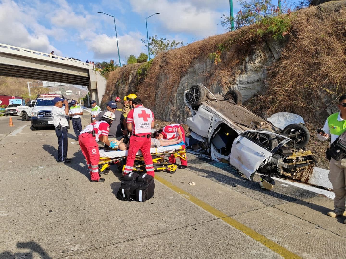 Se lesionan turistas de Guanajuato tras volcadura en Ixtapa