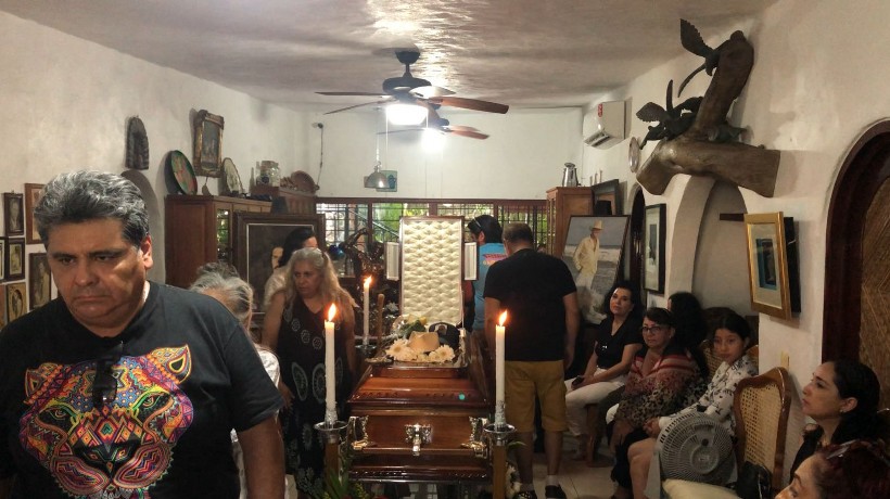 Despiden admiradores a Andrés García en su casa de Acapulco